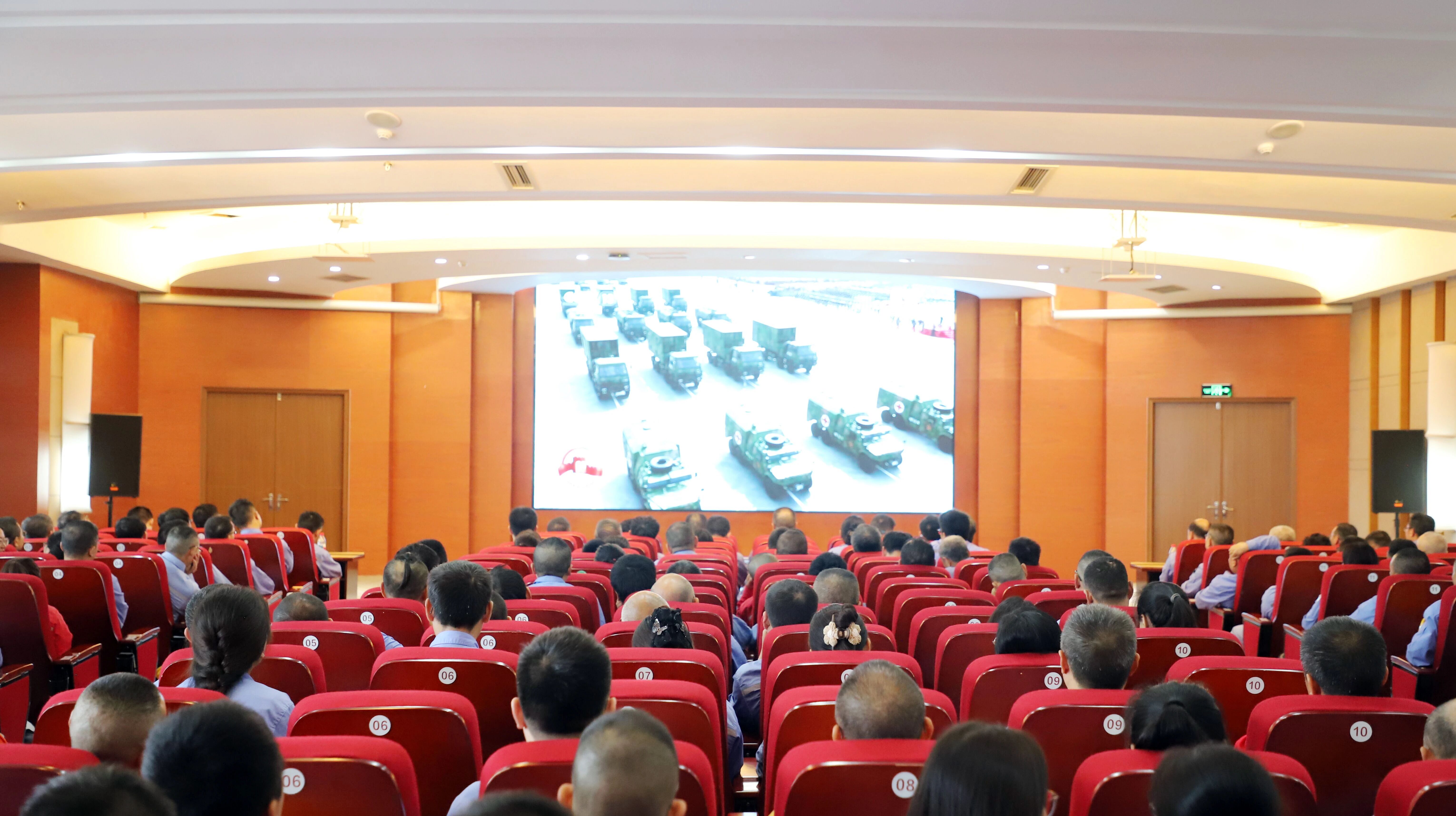 铭记历史   勇毅前行